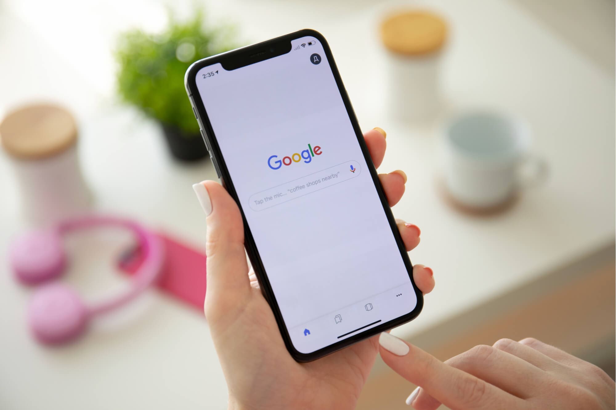 Hand houdt smartphone vast met Google-zoekpagina op het scherm