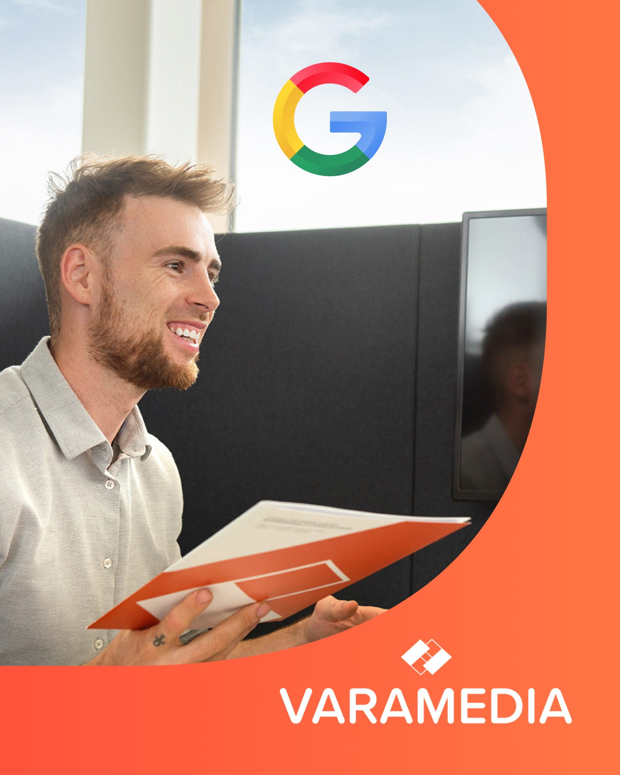 Lachende man met boek voor Google-logo en Varamedia-branding