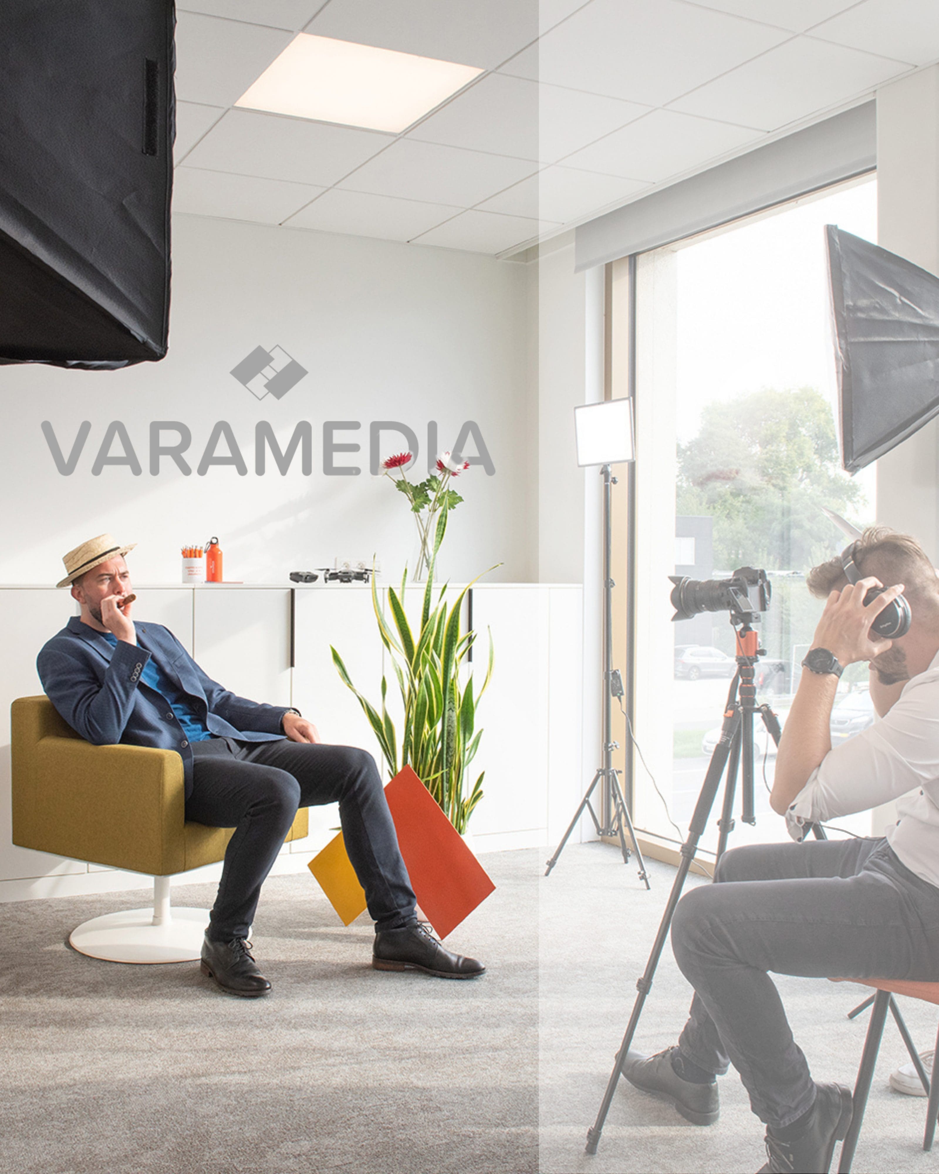 Fotograaf maakt portretfoto van man in kantoor met Varamedia-logo