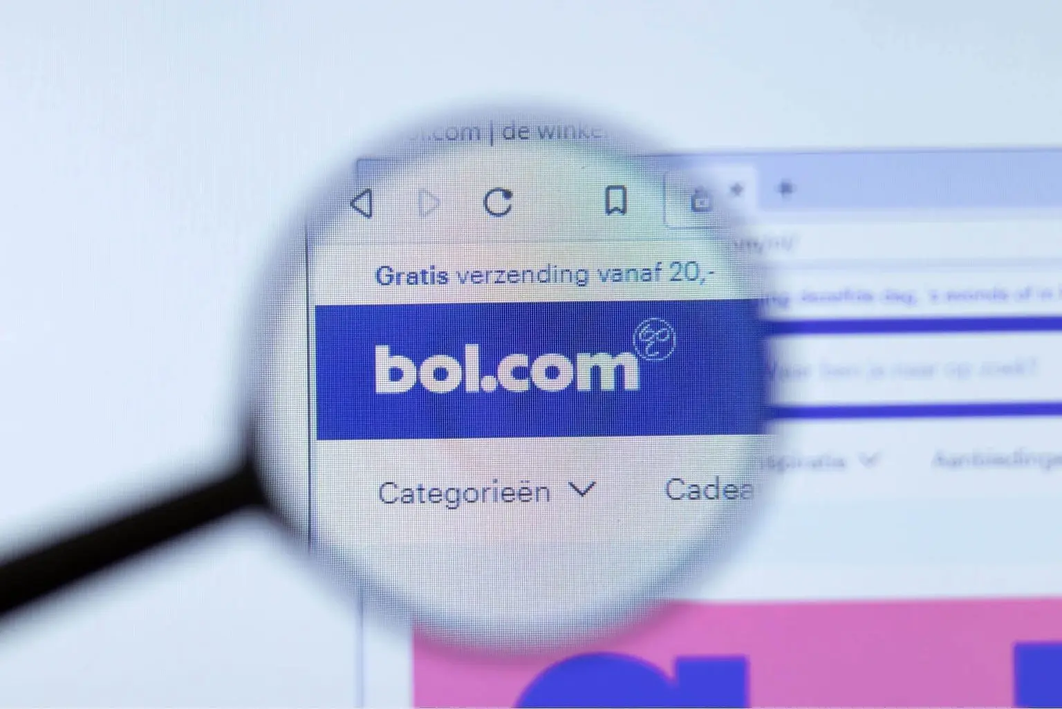 Vergrootglas boven de website van bol.com in een browser