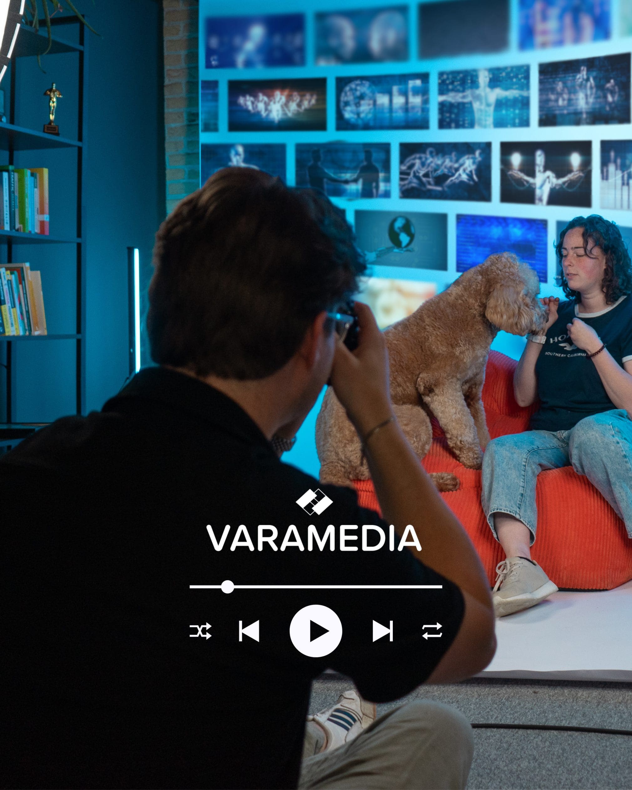 Cameraman filmt vrouw met hond tijdens Varamedia videoproductie