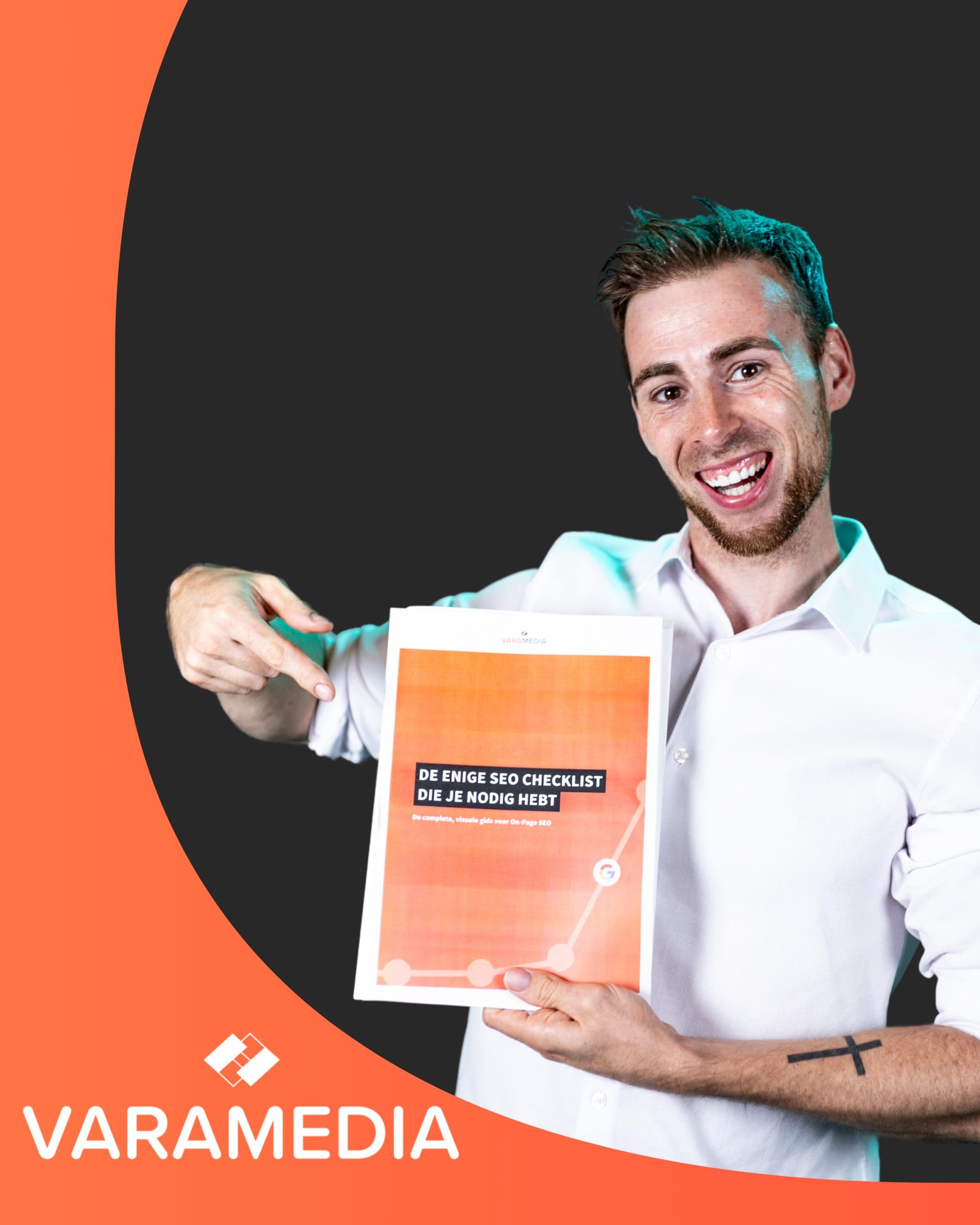 Lachende man wijst naar oranje Varamedia marketingdocument