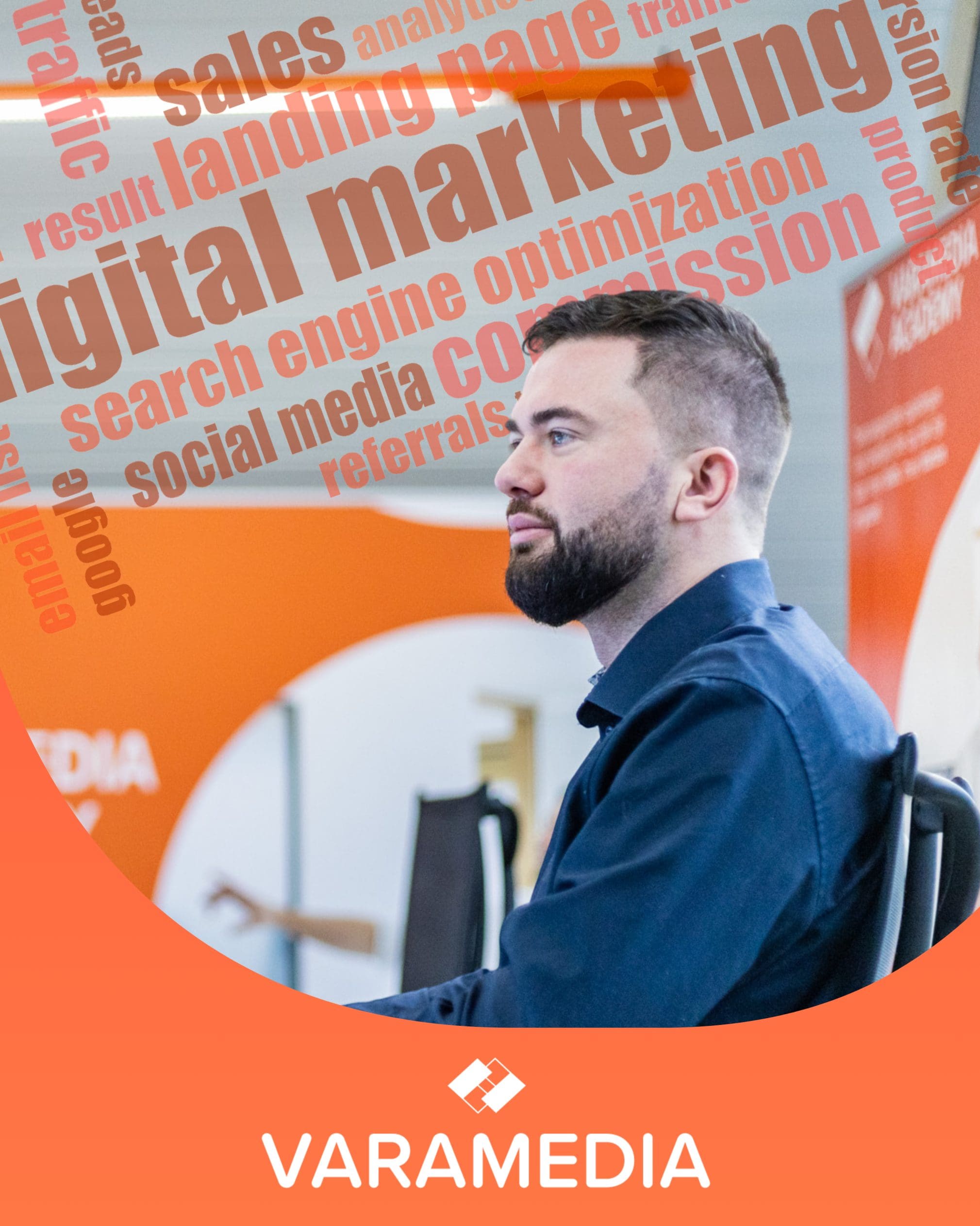 Man werkt geconcentreerd voor scherm met digital marketing termen op achtergrond