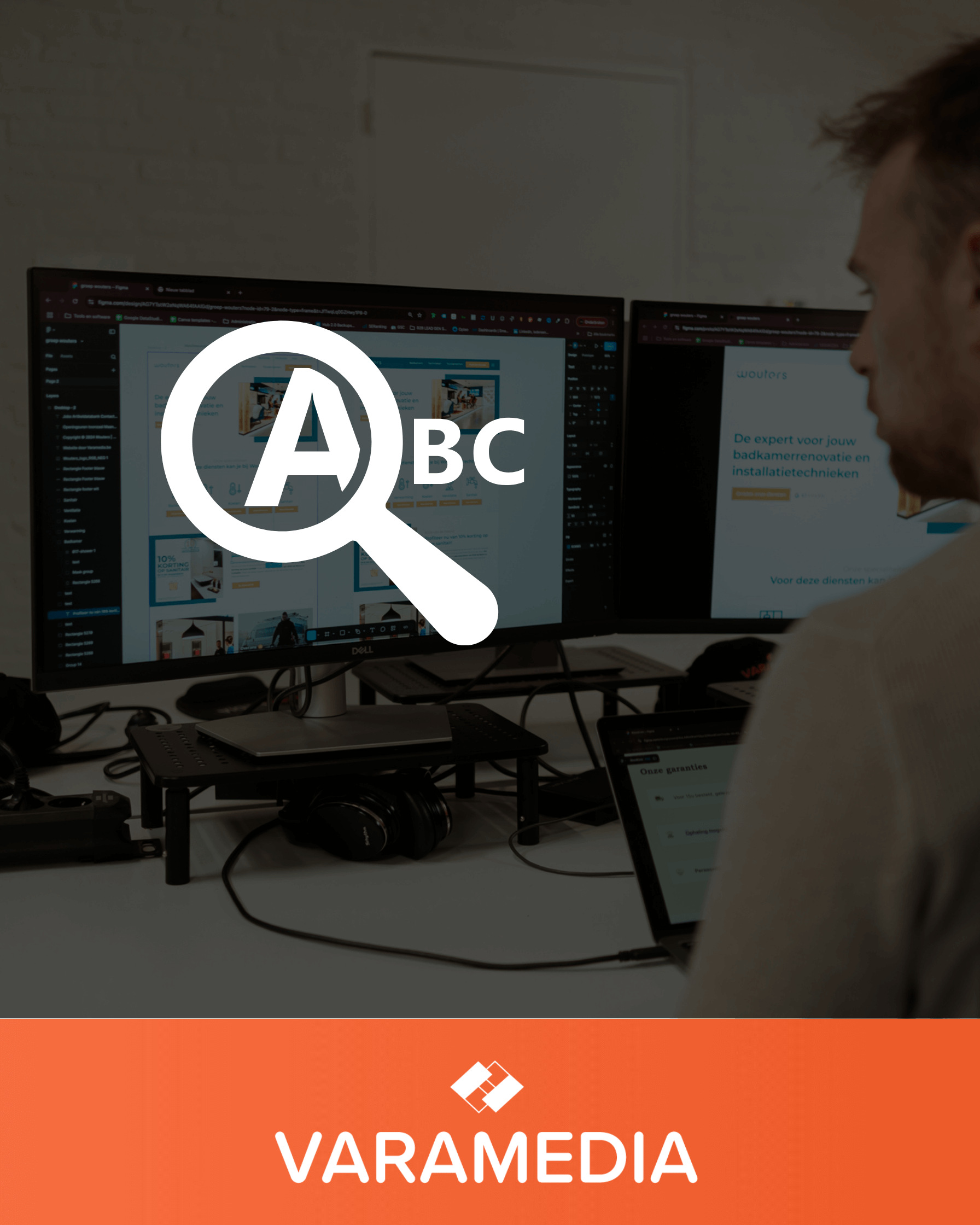 Man achter computerschermen met zoekicoon en ABC-letters