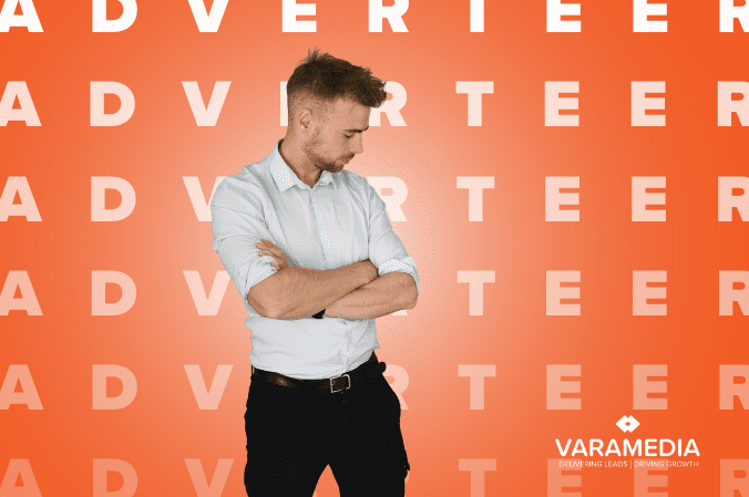 Man met gekruiste armen voor oranje achtergrond met tekst Adverteer