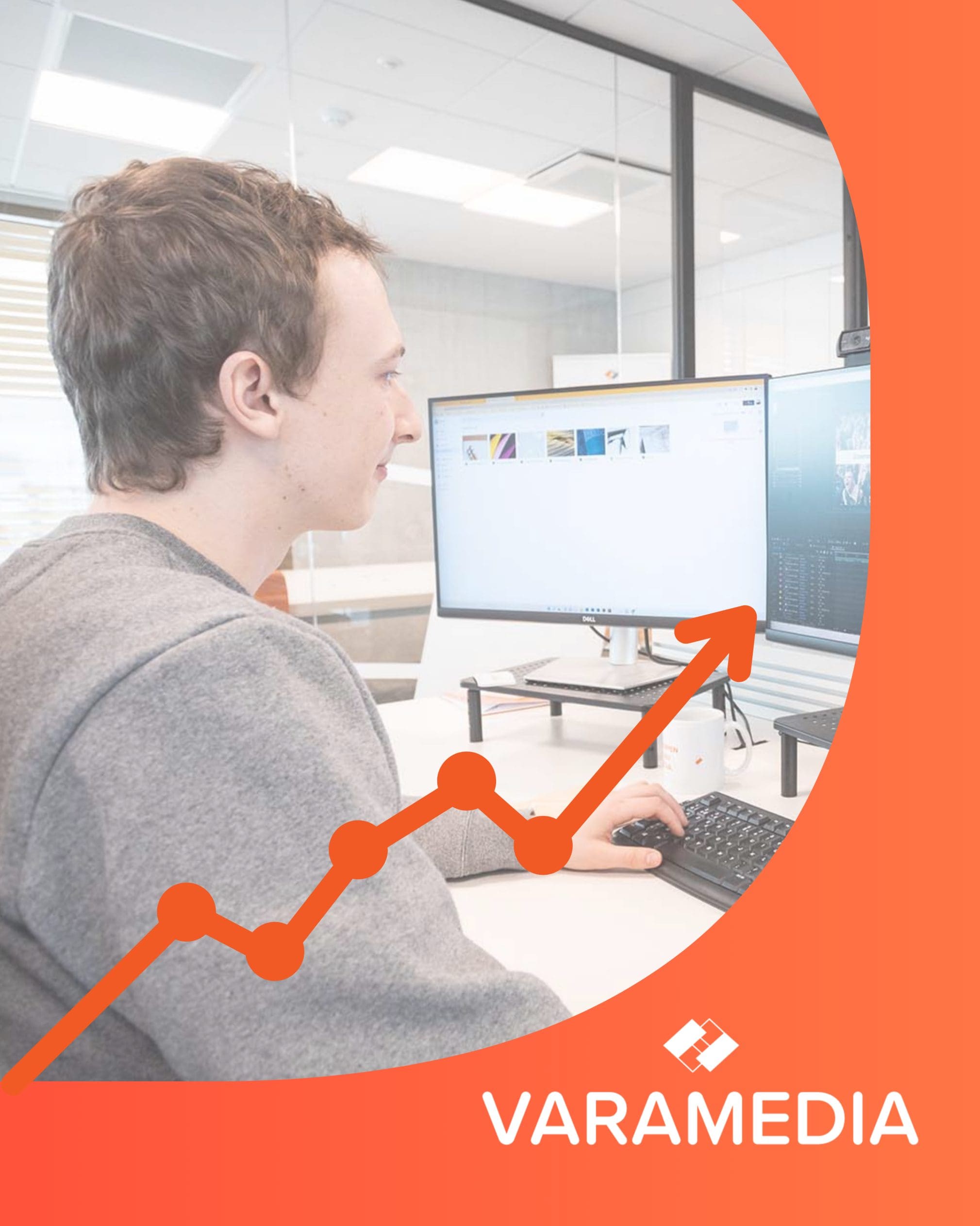 Man werkt aan computer met stijgende grafiek, logo Varamedia