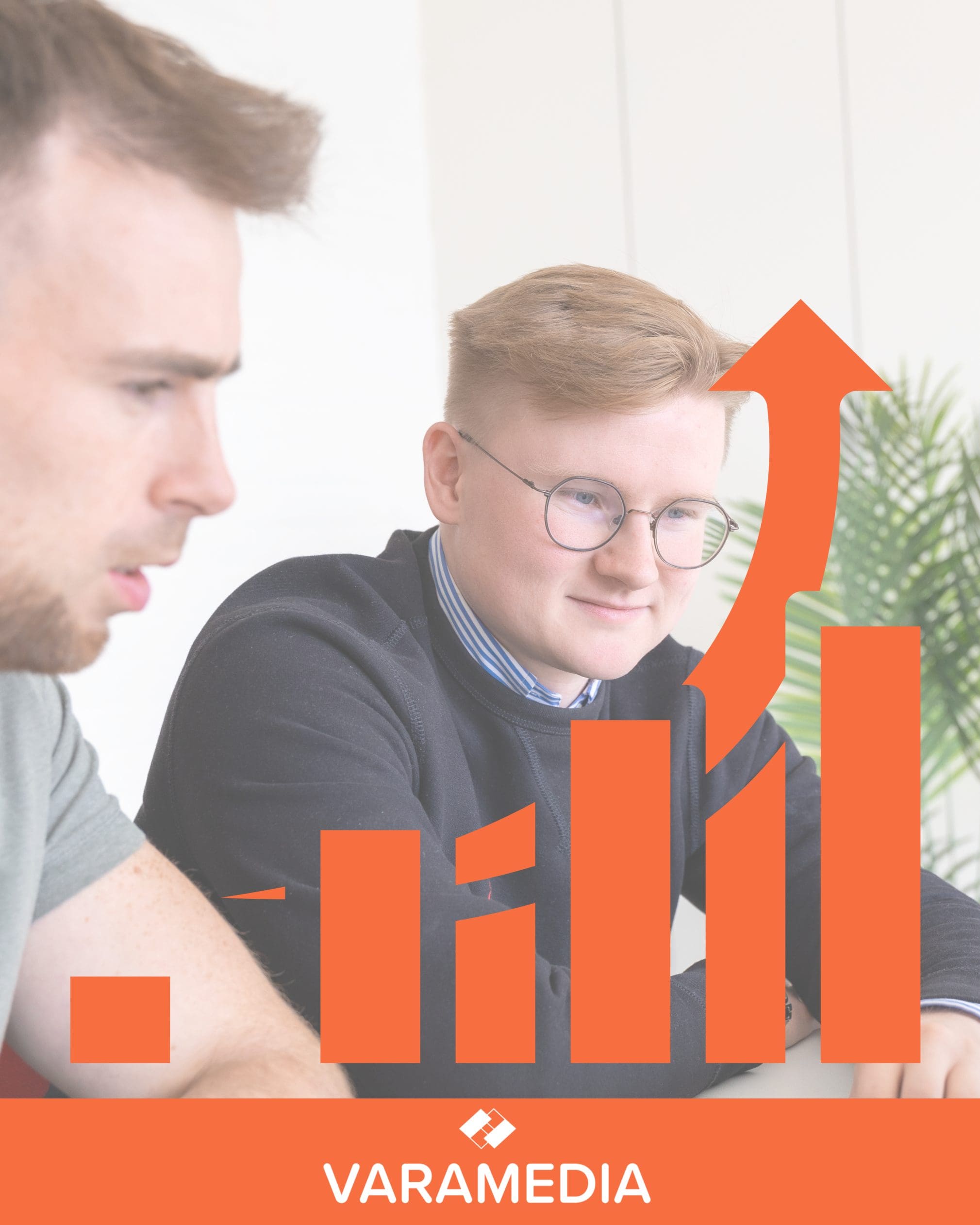 Twee mannen bespreken internetmarketingstrategie met stijgende grafiek op voorgrond