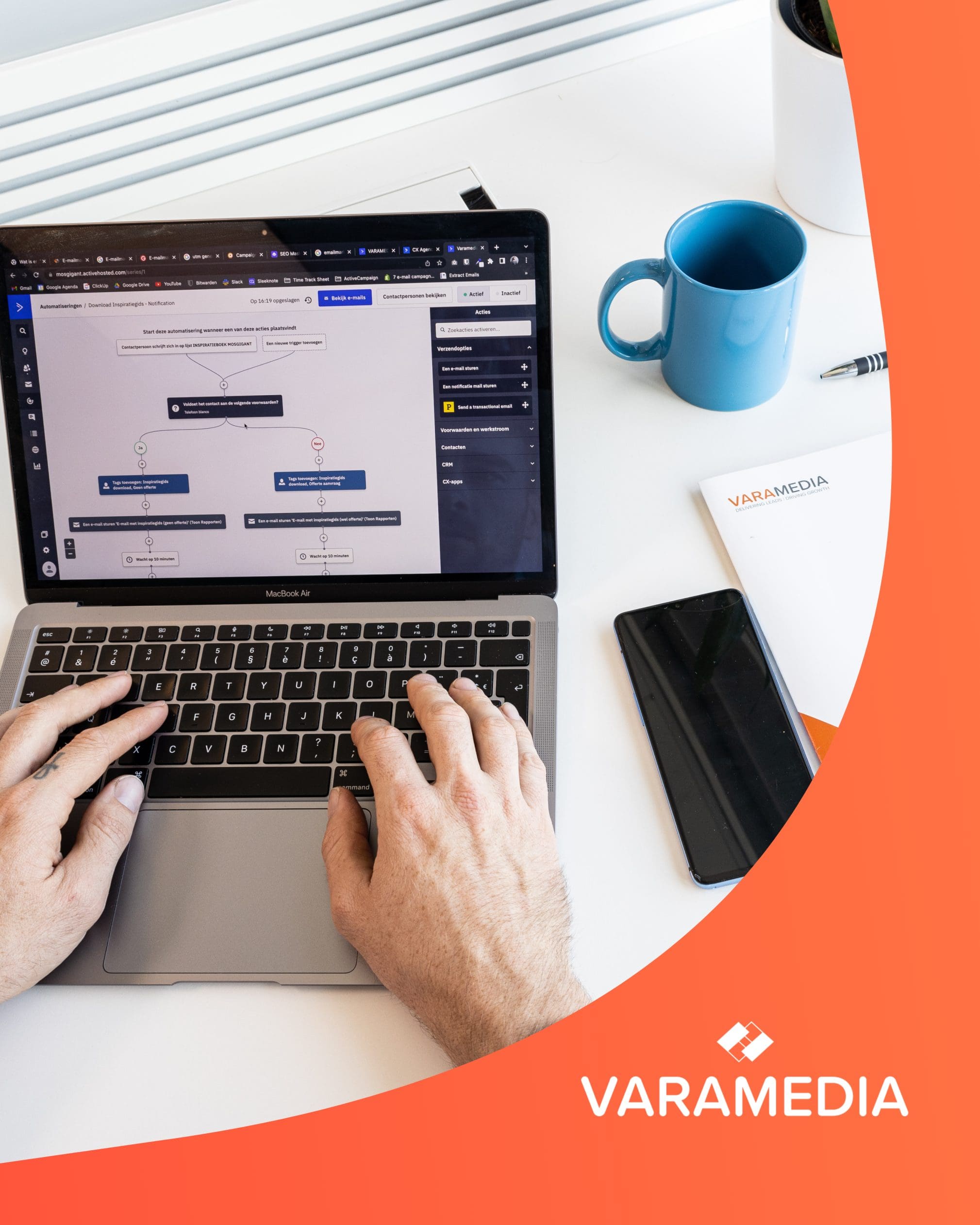 Persoon werkt op laptop met internet marketing dashboard en Varamedia mok