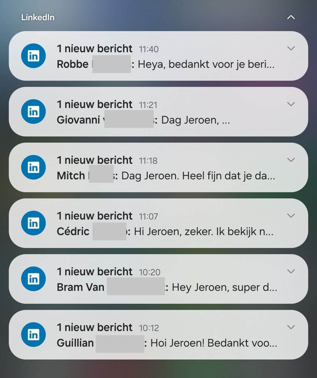 Vijf LinkedIn-berichtnotificaties op een smartphone met verschillende afzenders