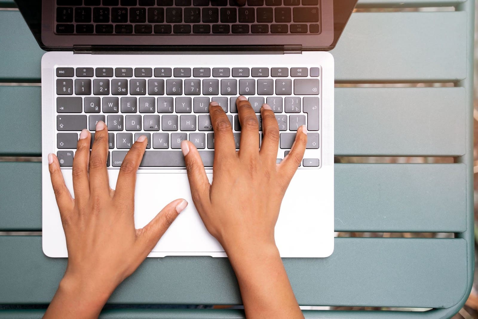 Handen typen op een laptop voor recruitment marketing werkzaamheden