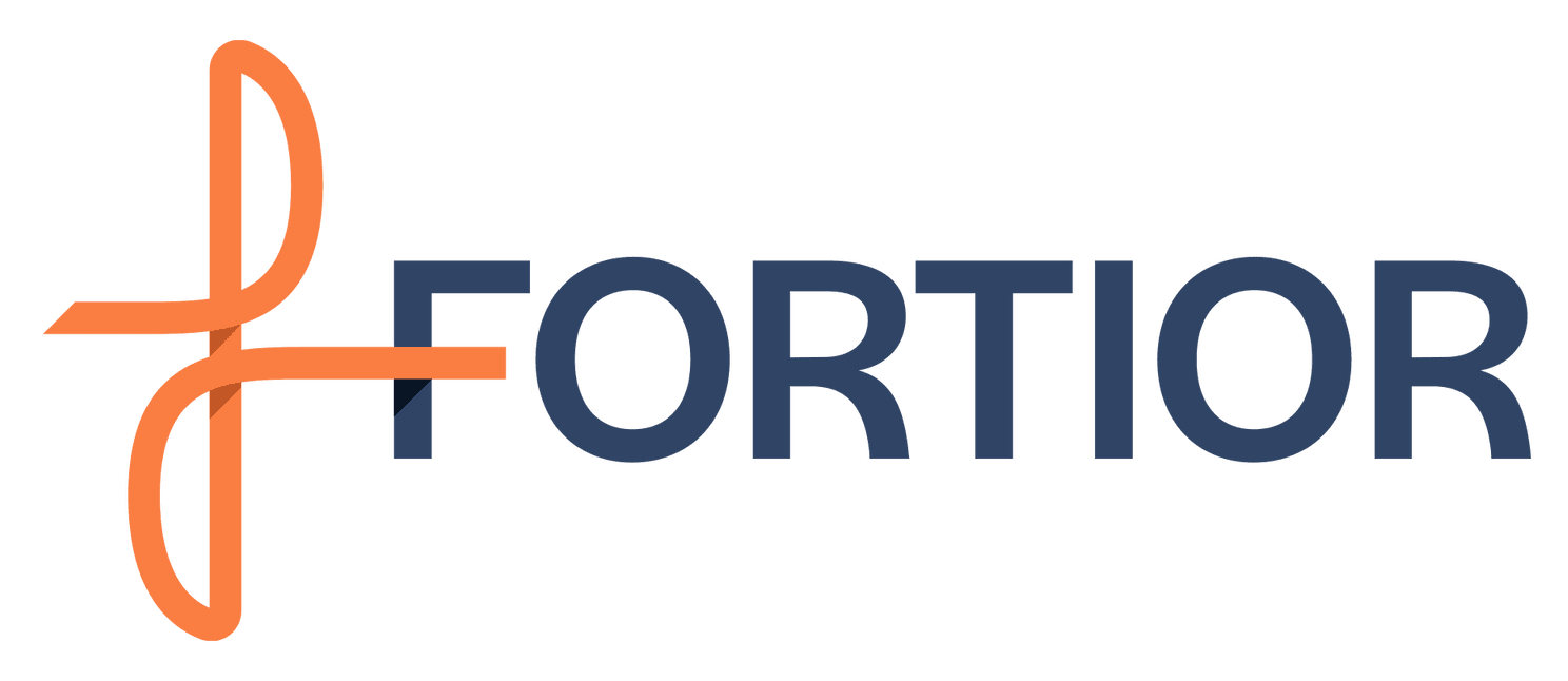 Logo van Fortior in donkerblauw en oranje