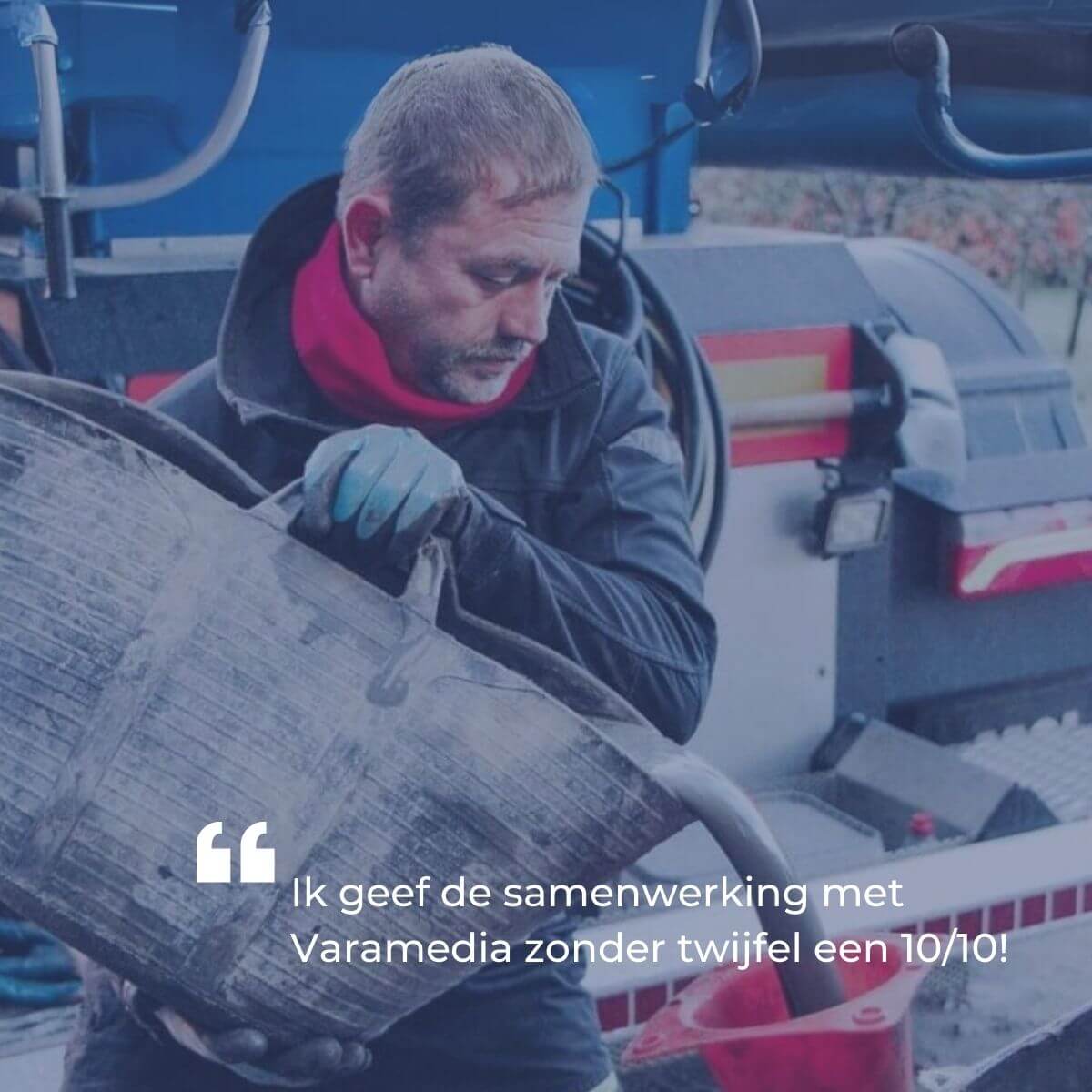Medewerker van Betonwerken SMP aan het werk met betonmateriaal