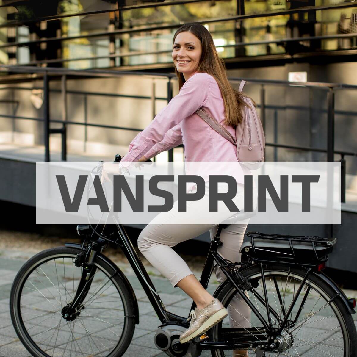 Lachende vrouw op zwarte e-bike met roze jas en rugzak