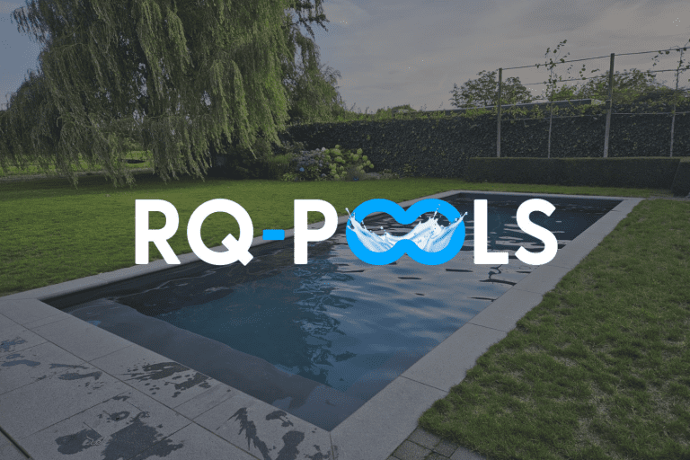 Logo van RQ Pools voor een zwembad in een groene tuin