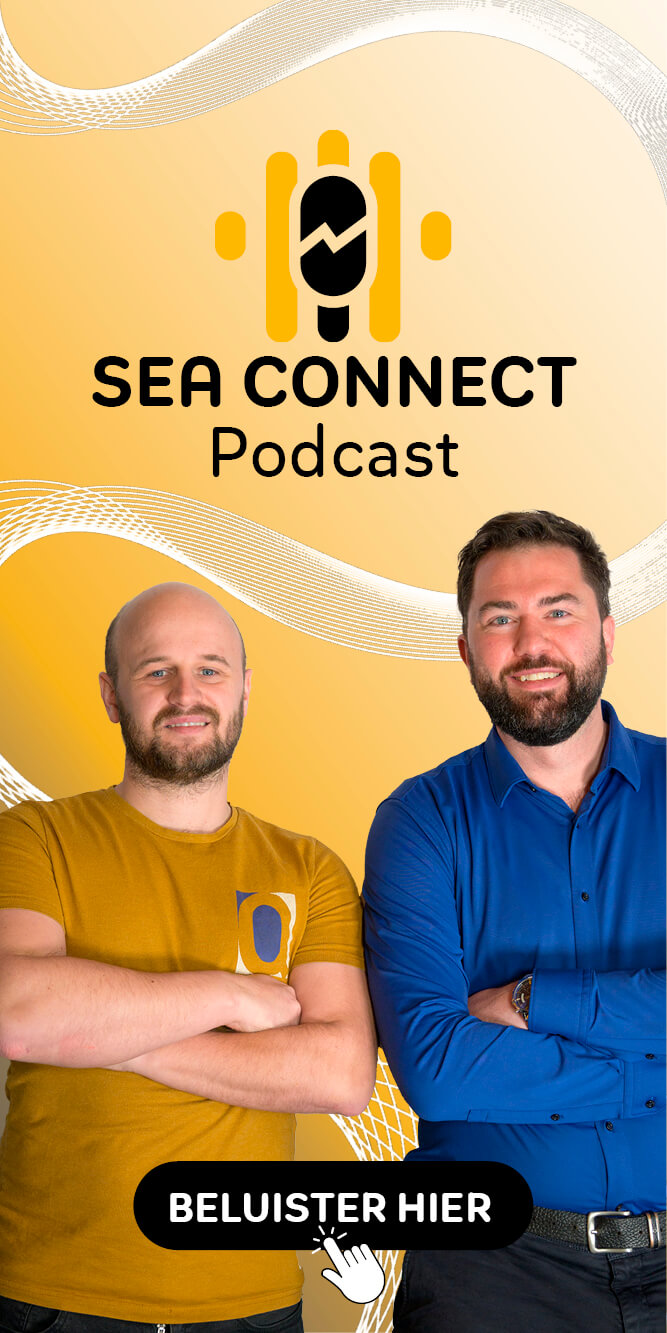 Twee mannen poseren voor de SEA Connect Podcast banner