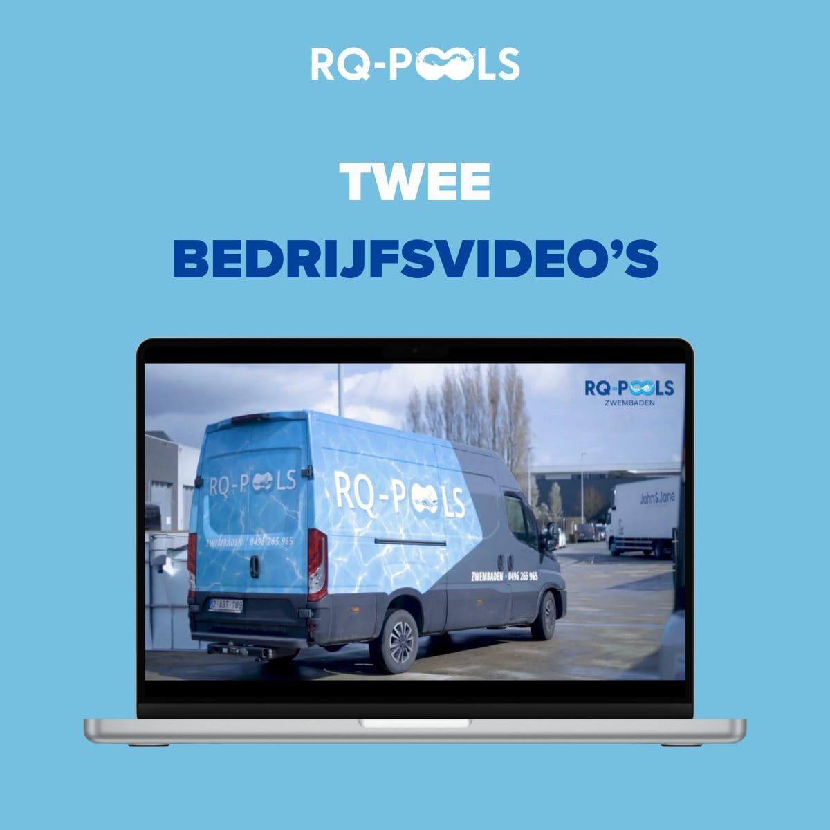 Laptop met bedrijfsvideo van RQ Pools bestelbus op lichtblauwe achtergrond