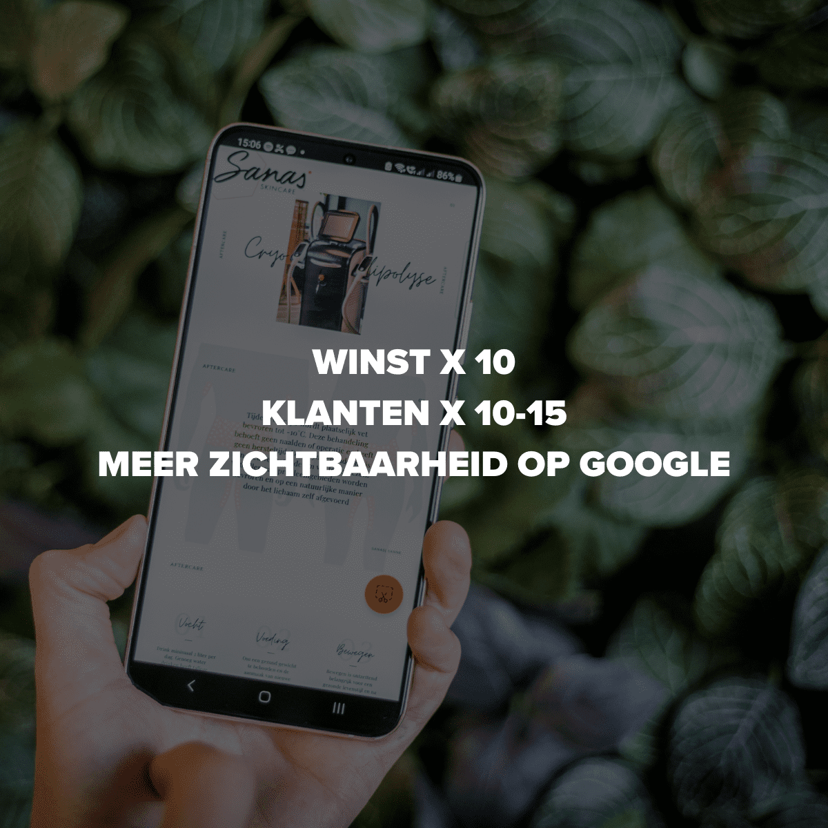 Hand houdt smartphone vast met website Instituut Sanas en marketingresultaten tekst