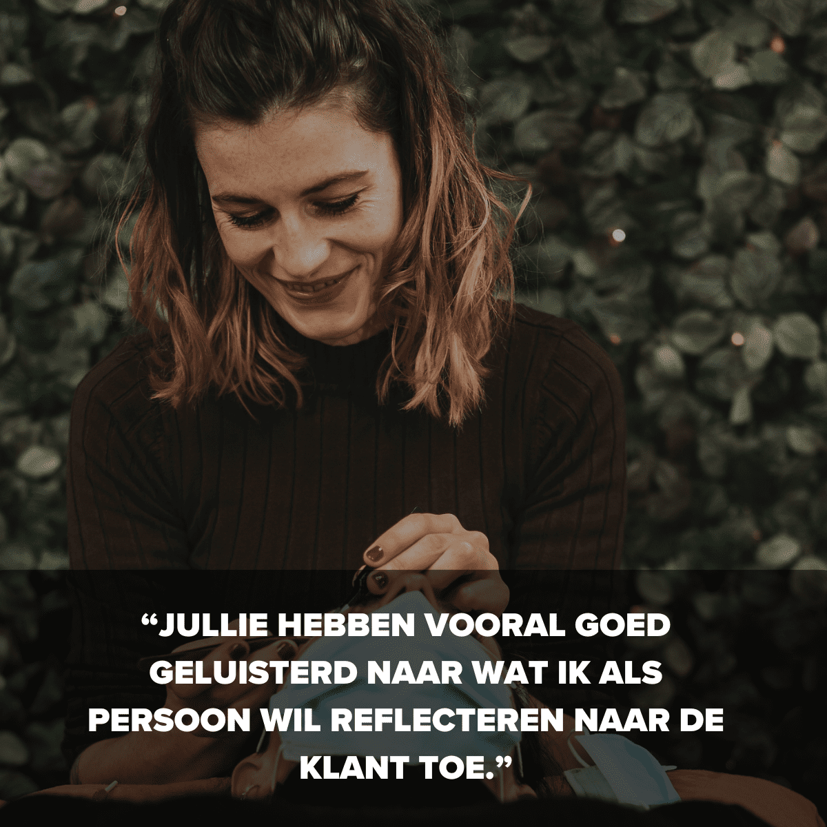 Lachende vrouw voor groene bladeren met quote over persoonlijke reflectie