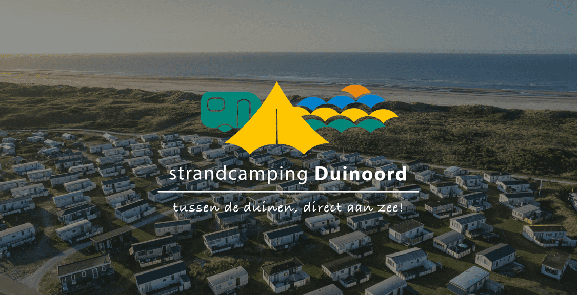 Luchtfoto van strandcamping Duinoord tussen duinen en zee