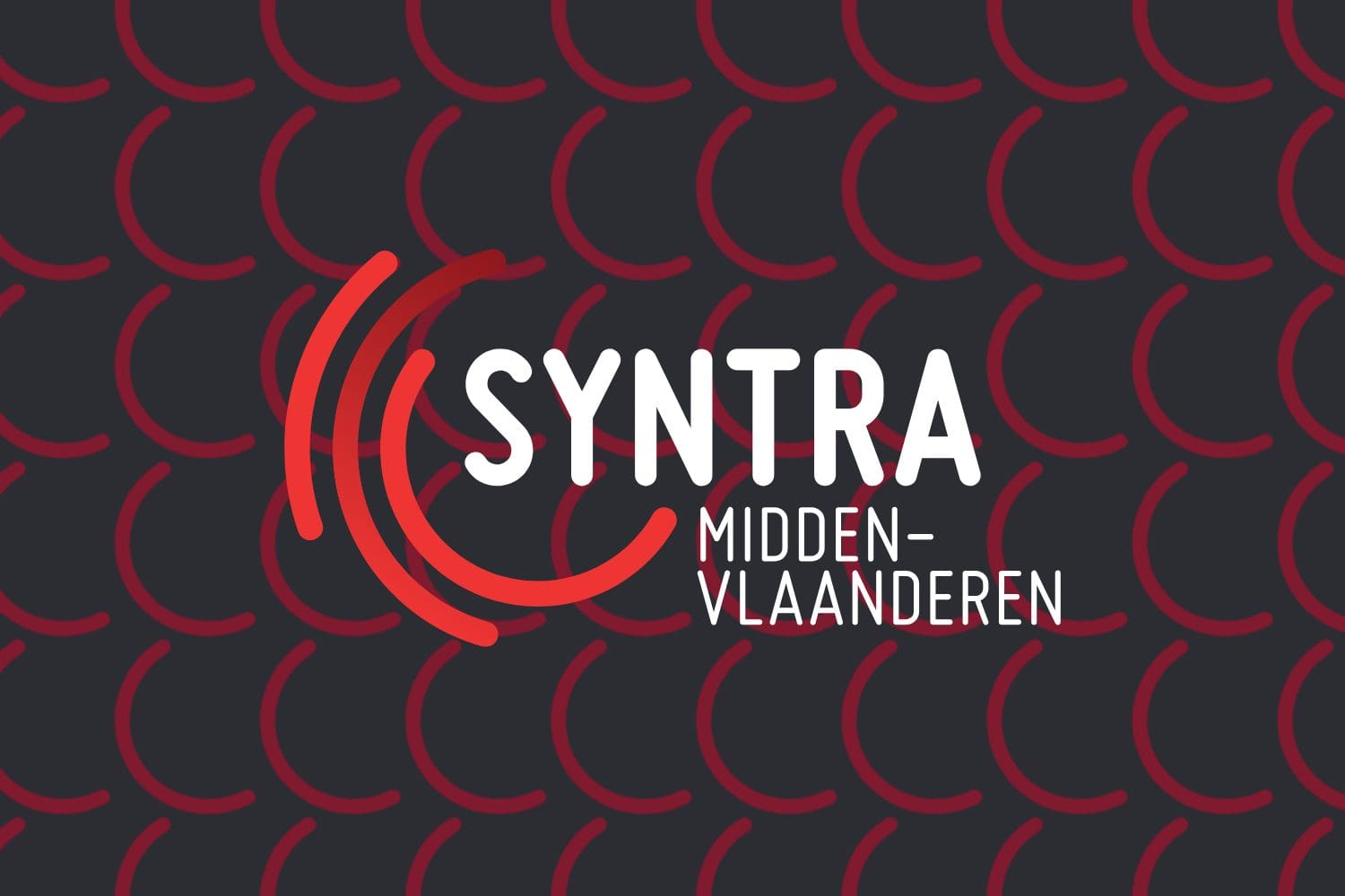 Logo van Syntra Midden-Vlaanderen op donkere achtergrond met rood patroon
