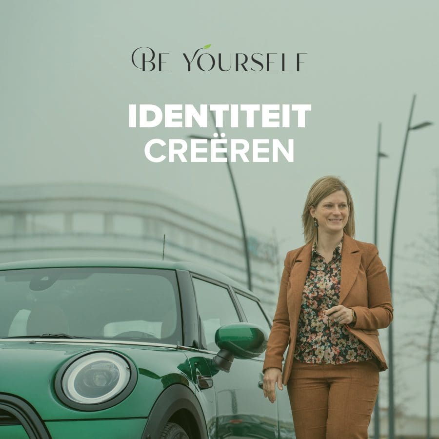Vrouw naast groene Mini Cooper met tekst 'Identiteit Creëren'