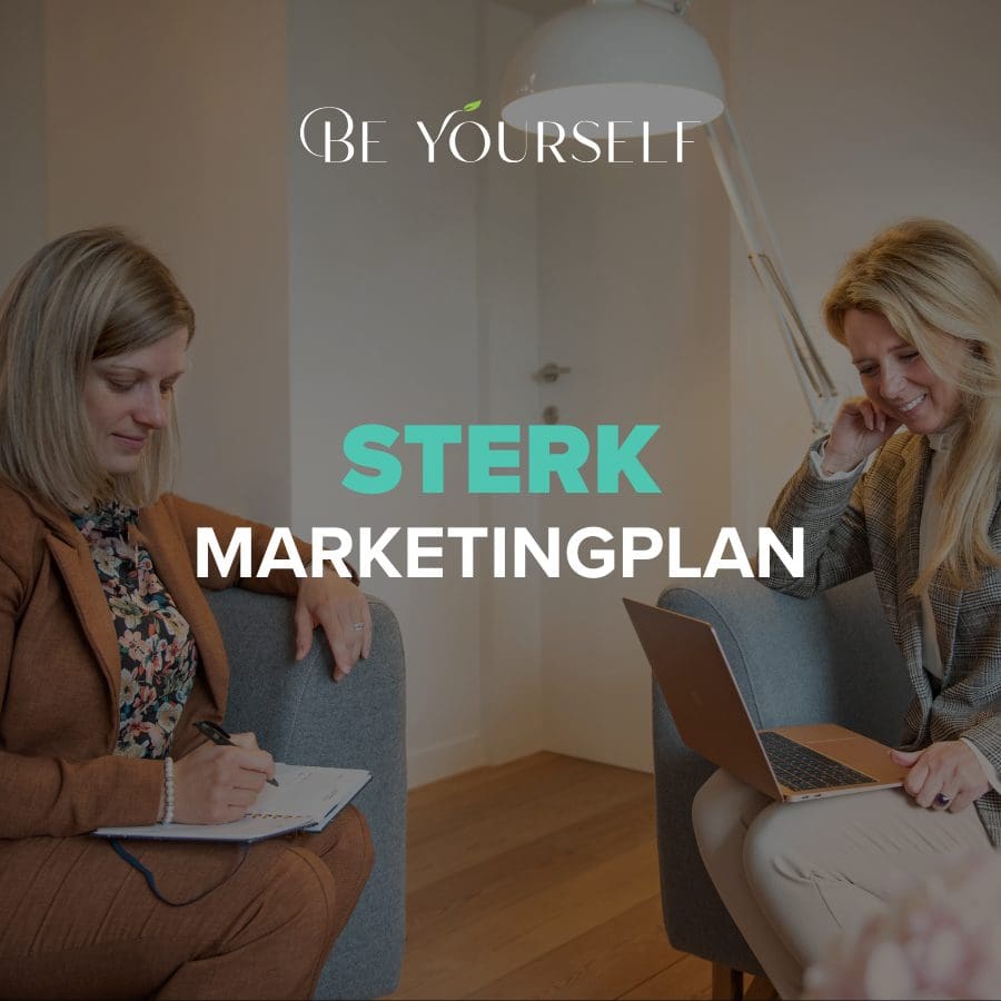 Twee vrouwen in gesprek over marketingplan met laptop en notitieboek