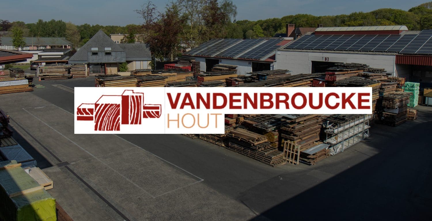 Luchtfoto van Vandenbroucke Hout bedrijfsterrein met houtopslag en logo