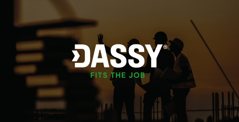 Dassy logo met bouwvakkers op een bouwplaats op de achtergrond