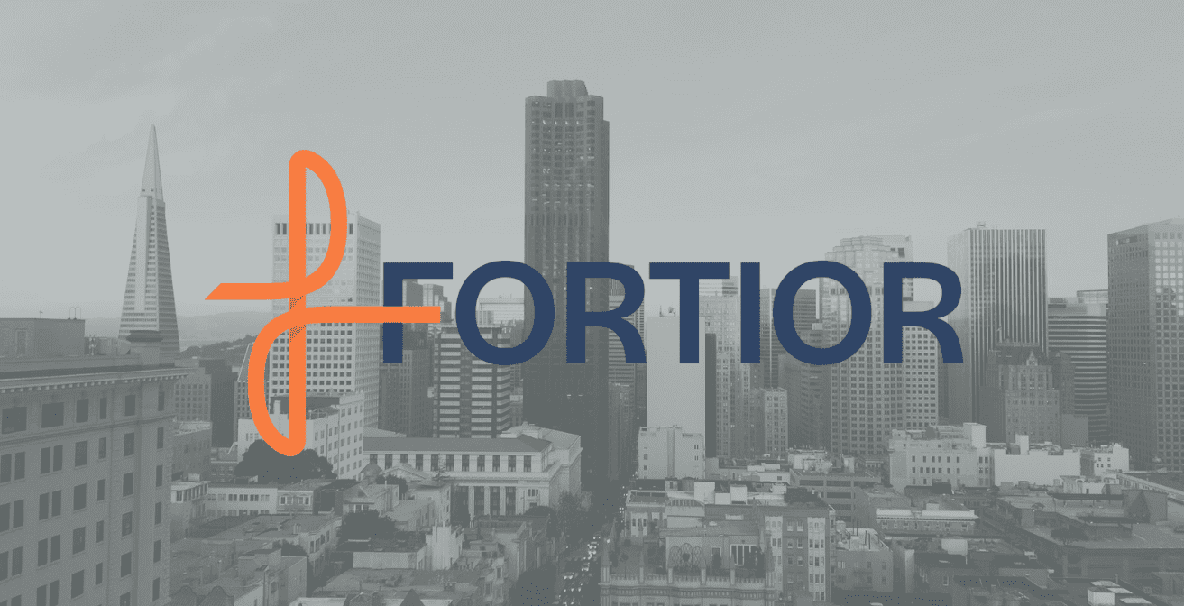 Fortior logo op grijze achtergrond met stadssilhouet
