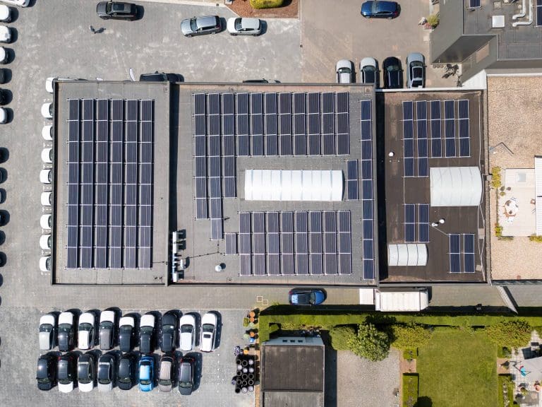 Luchtfoto van bedrijfspand met zonnepanelen op het dak