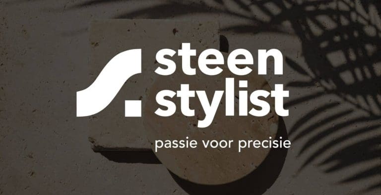 Logo van Steenstylist met slogan passie voor precisie op betonnen achtergrond