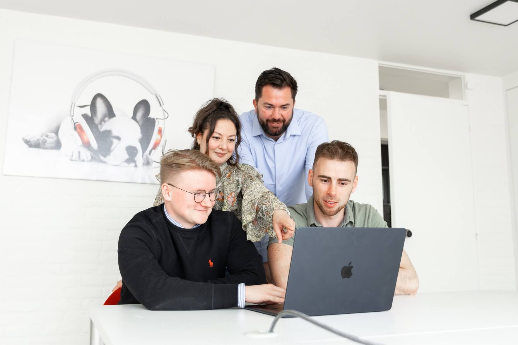Teamfoto van het Varamedia marketingbureau met medewerkers die samen glimlachen en poseren | Varamedia