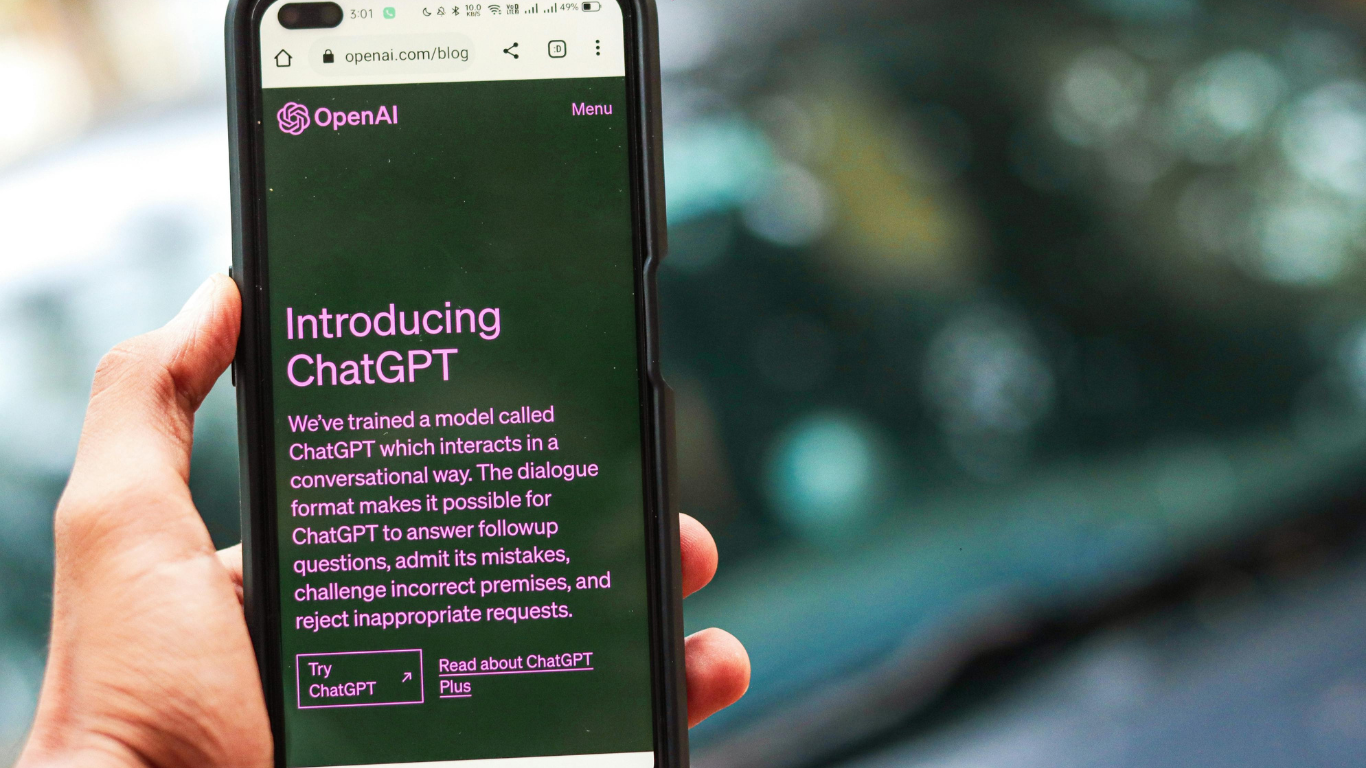 Smartphone met ChatGPT introductie op het scherm van OpenAI