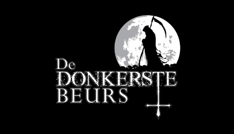Logo van De Donkerste Beurs met maan, zeis en kruis op zwarte achtergrond