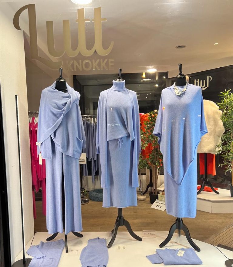 Drie lichtblauwe outfits op mannequins in etalage van Lutt Knokke