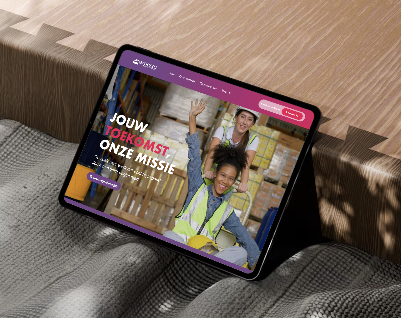 Tablet met website van The Swan Clinic met tekst 'Jouw toekomst, onze missie'