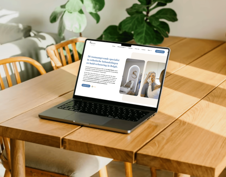 Laptop op houten tafel met website van The Swan Clinic